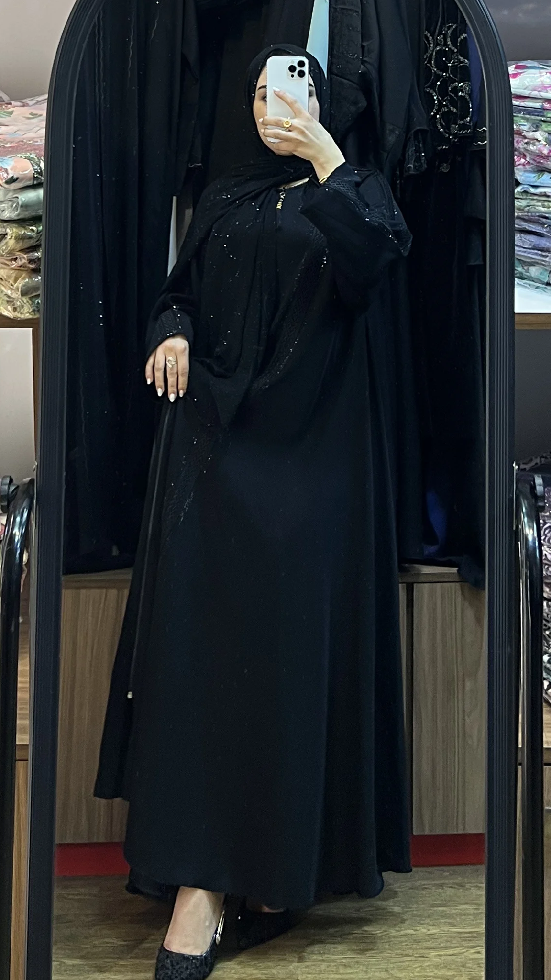عباية إماراتية باللون الأسود الفخم | تصميم انسيابي وتفاصيل راقية للمناسبات - Image 3